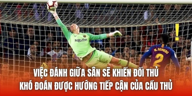 Việc đánh giữa sân sẽ khiến đối thủ khó đoán được hướng tiếp cận của cầu thủ